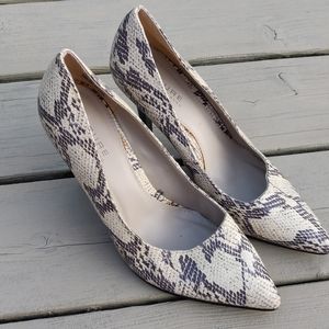 Sexy faux snakeskin, cream and grey Alfred Sung pumps, size 9